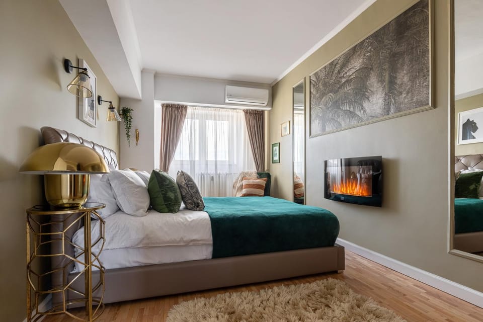 Bed, TV and multimedia, Photo of the whole room, Seating area, Bedroom
