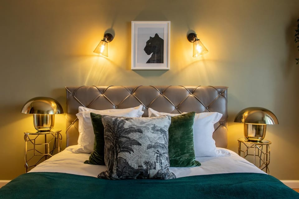 Bed, Living room, Photo of the whole room, Seating area, Bedroom