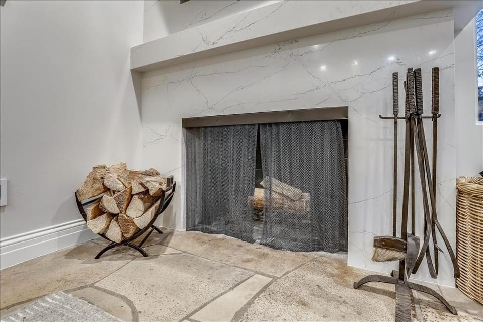 Stunning Ski In-Ski Out Condo with Pool & Hot Tub Apartment in Aspen
