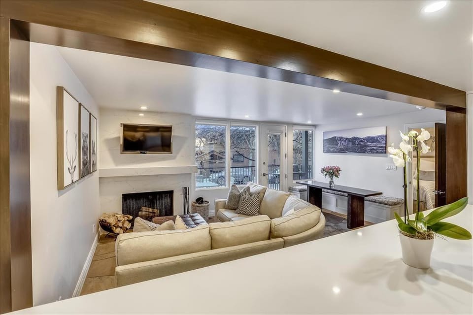 Stunning Ski In-Ski Out Condo with Pool & Hot Tub Apartment in Aspen