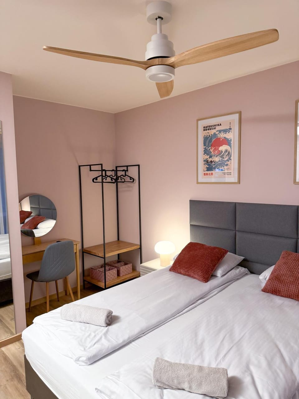 Pink Studio with balcony - self check-in Apartment in Warsaw