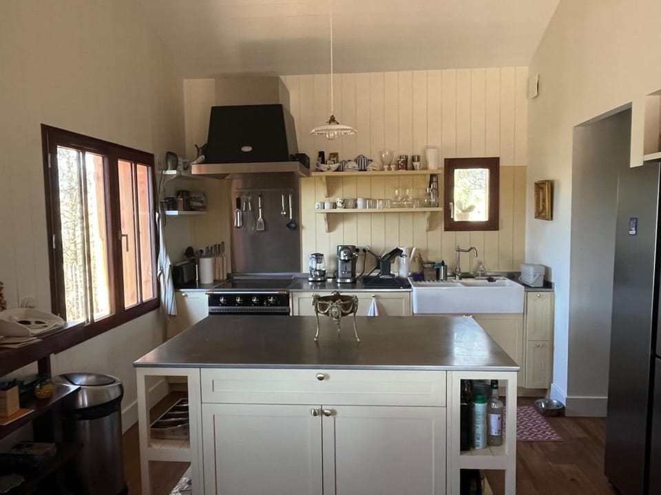 Coffee/tea facilities, Kitchen or kitchenette, dishwasher, oven, stove, toaster