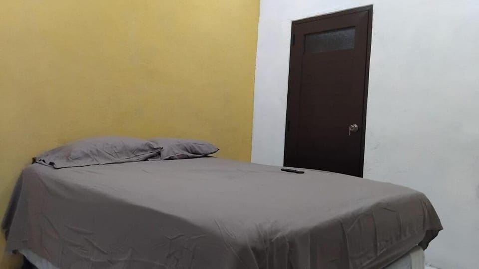 Mini Casa azul con generador electrico y parqueo Apartment in Guatemala
