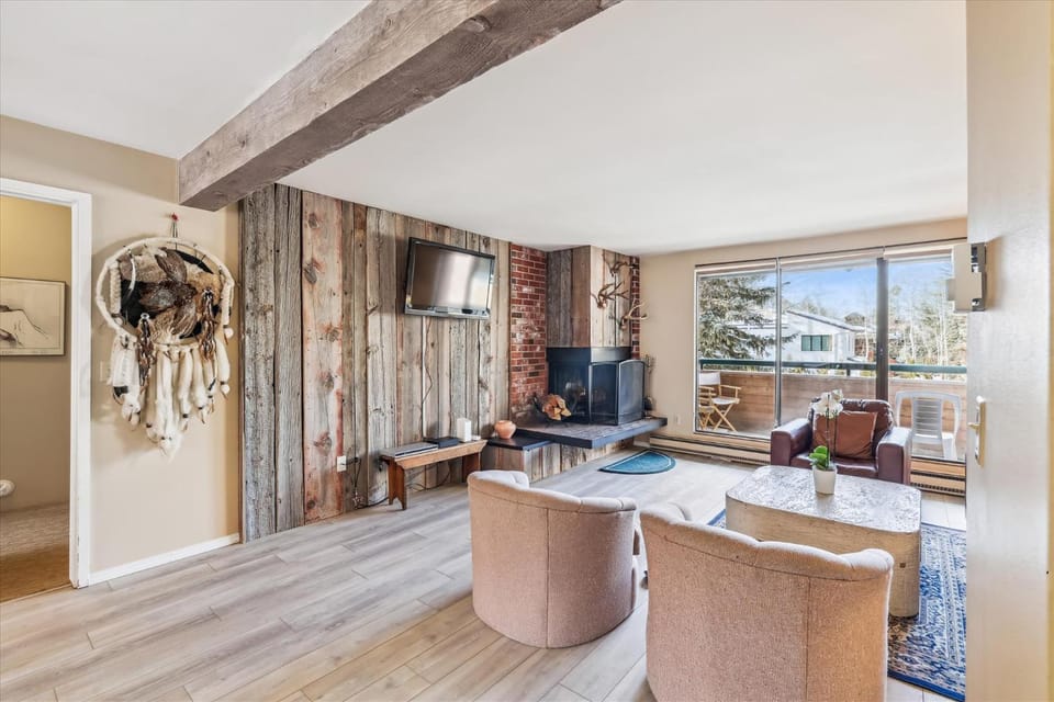 Riverside Condo, with a Pool & Hot Tub - Steps to Town Apartment in Aspen