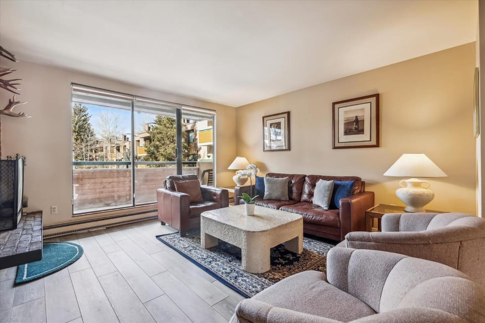 Riverside Condo, with a Pool & Hot Tub - Steps to Town Apartment in Aspen