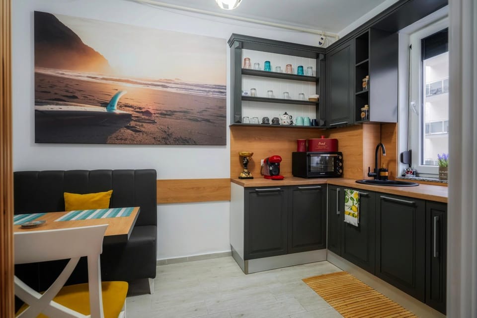 Coffee/tea facilities, Kitchen or kitchenette, Dining area, oven, stove, toaster