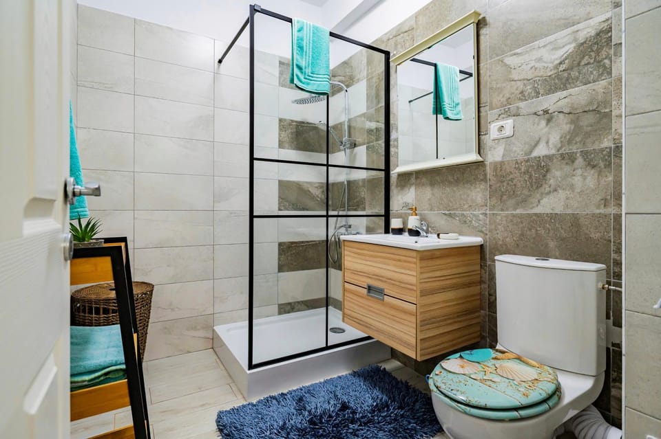 Shower, Toilet, Bathroom, towels