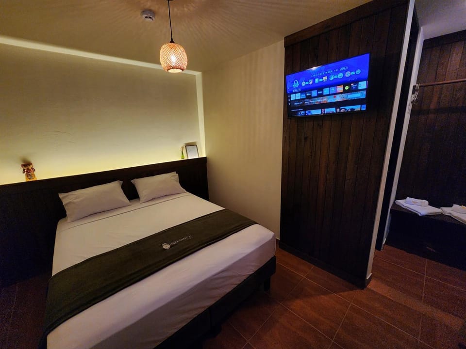 Bed, TV and multimedia, Photo of the whole room, Bedroom