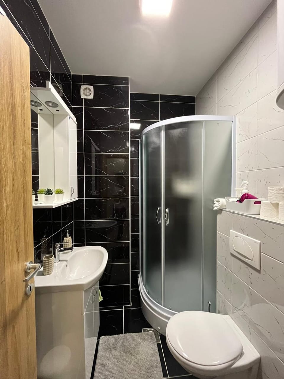 Shower, Toilet, Bathroom, towels