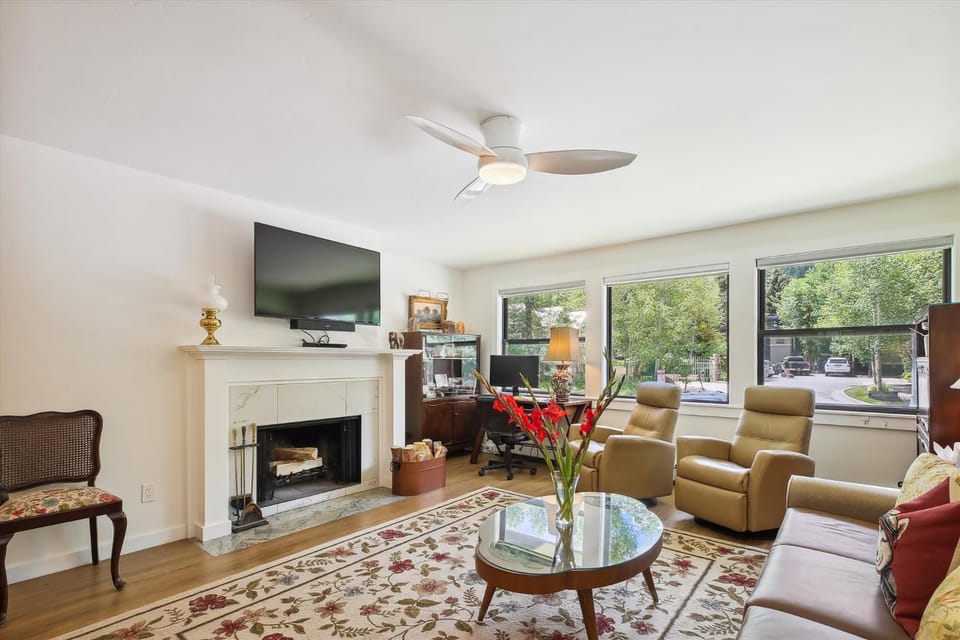 Communal lounge/ TV room