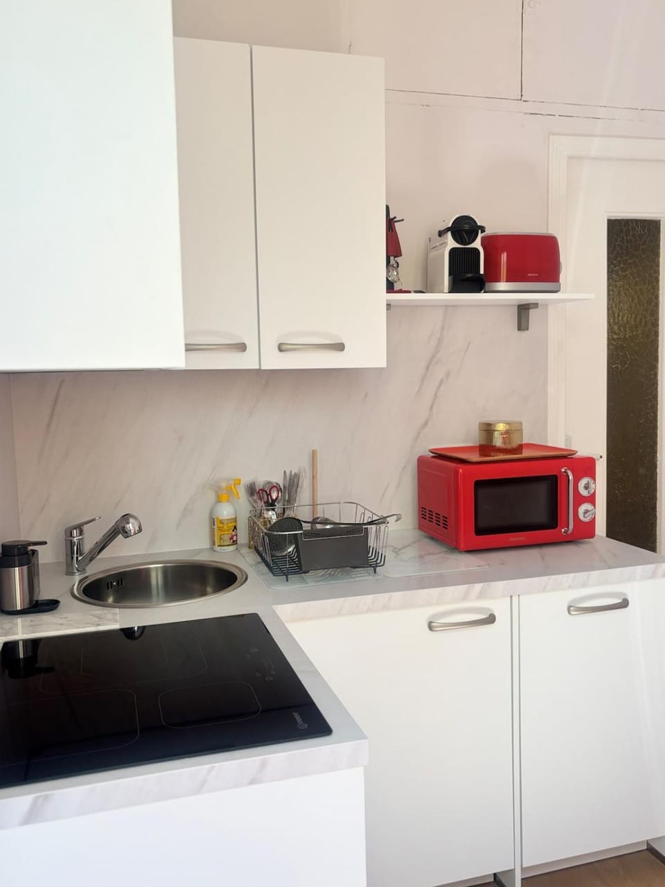 Coffee/tea facilities, Kitchen or kitchenette, dishwasher, oven, toaster