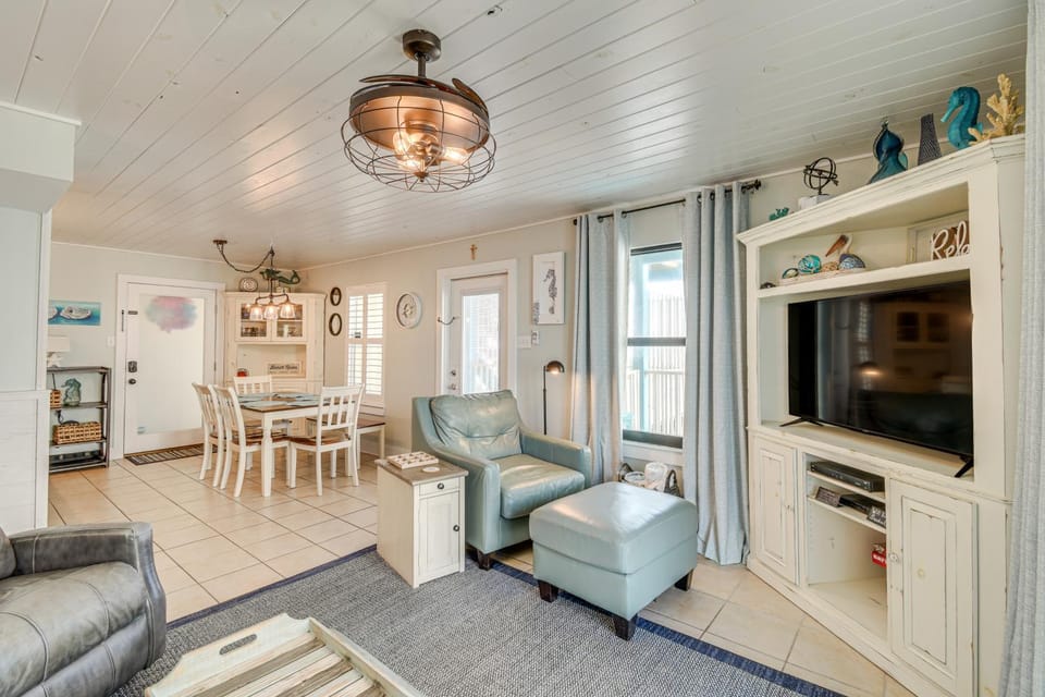Balcony w/ Pool & Beach Views: Gulf Shores Condo! House in West Beach