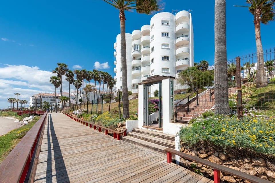 Stunning Beachfront Apartment in Calahonda Apartment in Sitio de Calahonda
