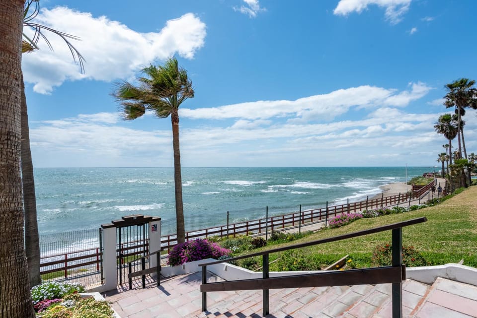 Stunning Beachfront Apartment in Calahonda Apartment in Sitio de Calahonda