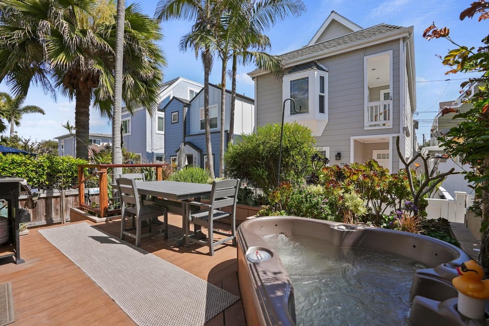 Dream 2 Story Home! Steps to the Ocean, Private Patio, AC, Hot Tub & BBQ House in Mission Beach