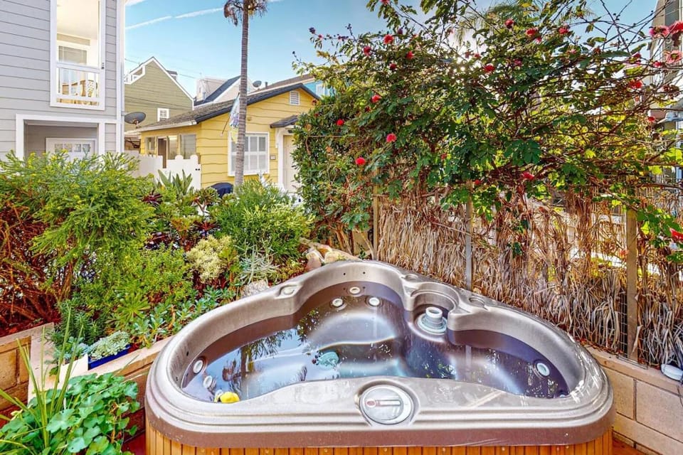 Dream 2 Story Home! Steps to the Ocean, Private Patio, AC, Hot Tub & BBQ House in Mission Beach