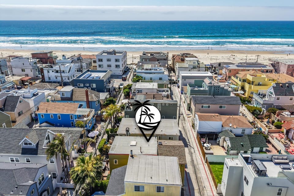 Dream 2 Story Home! Steps to the Ocean, Private Patio, AC, Hot Tub & BBQ House in Mission Beach