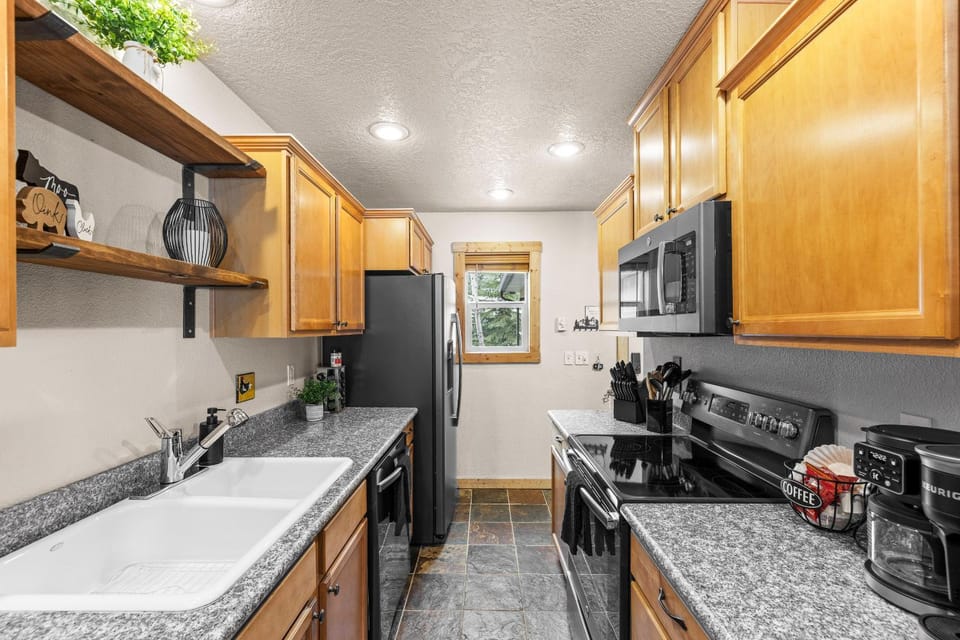 Grandmas Hideaway - walk to downtown, private hot tub, pet friendly with patio House in McCall