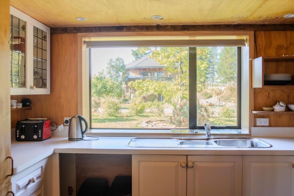Coffee/tea facilities, Kitchen or kitchenette, stove, toaster