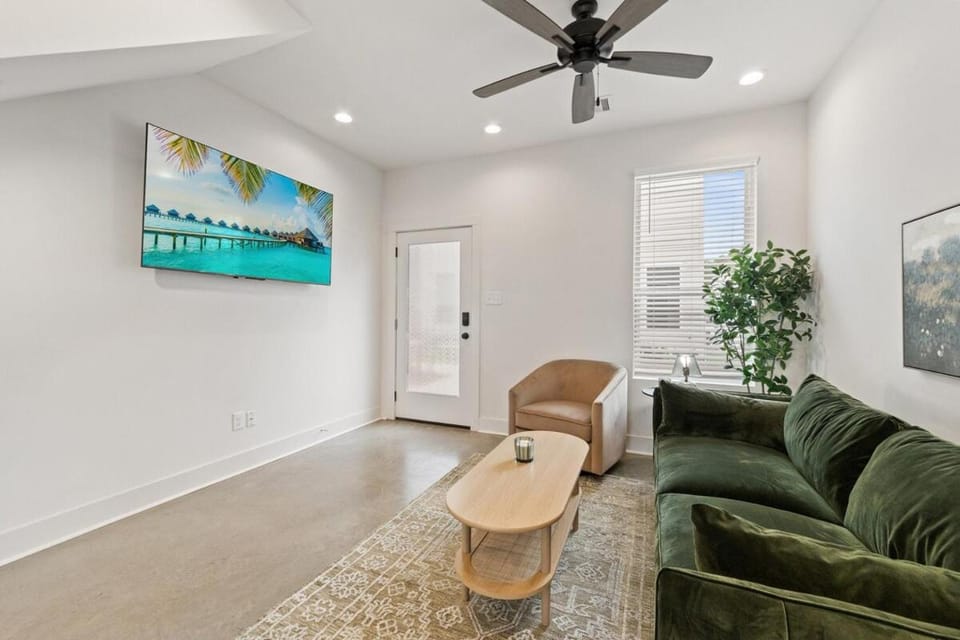 NEW Cracklin House Luxury Amenities Fast WiFi 65 TV Apartment in Broussard