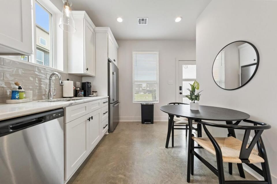 NEW Cracklin House Luxury Amenities Fast WiFi 65 TV Apartment in Broussard