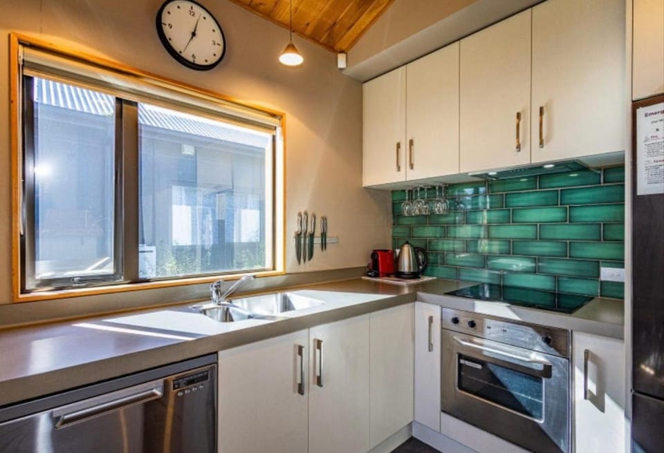 Coffee/tea facilities, Kitchen or kitchenette, dishwasher, oven