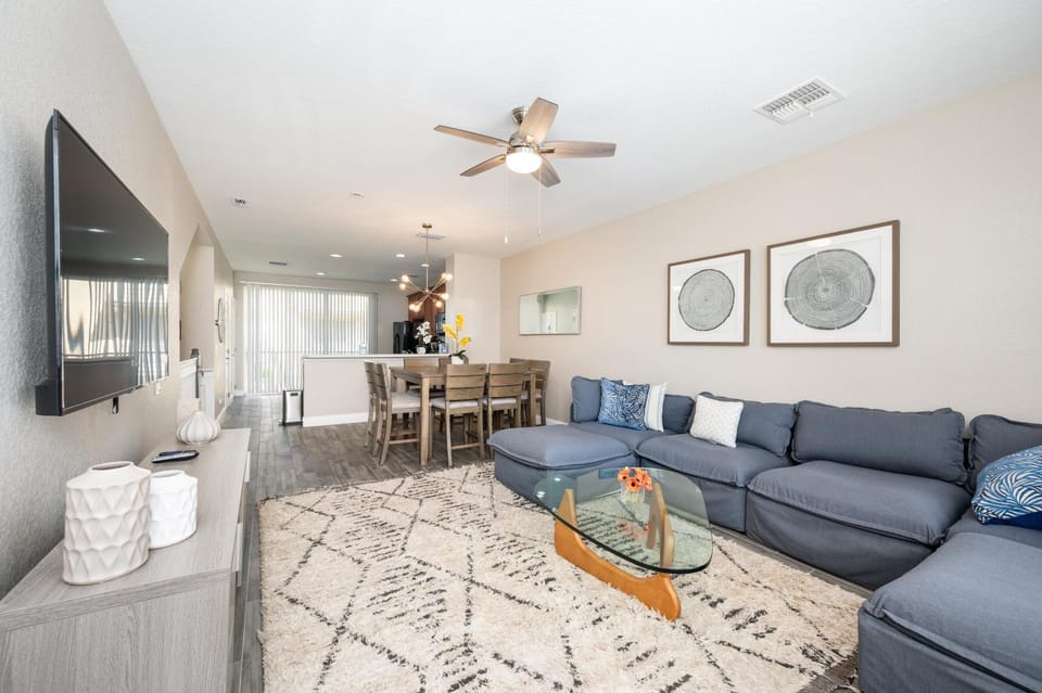 Beautiful Family Townhome, Near The Parks - 4032 House in Orlando