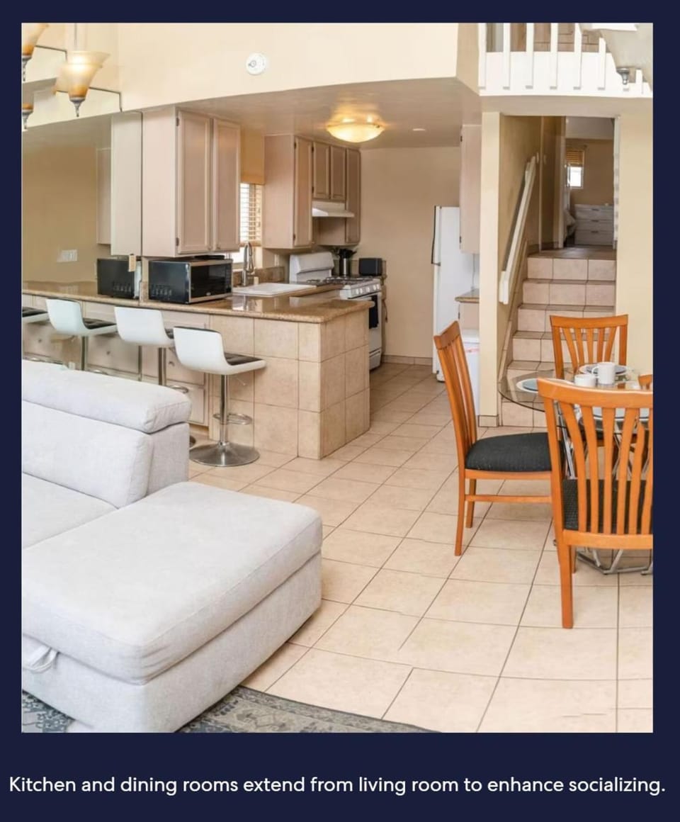 Ocean Front Beauty right above Best Beach in Mission Beach, San Diego! House in Mission Beach