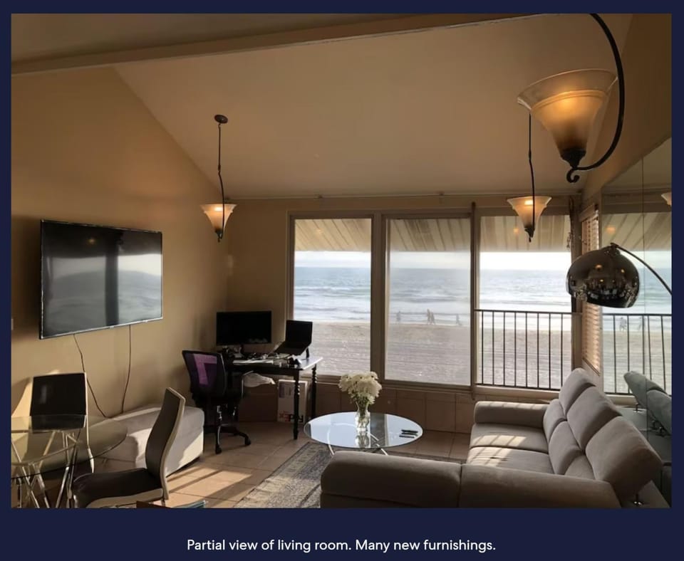 Ocean Front Beauty right above Best Beach in Mission Beach, San Diego! House in Mission Beach