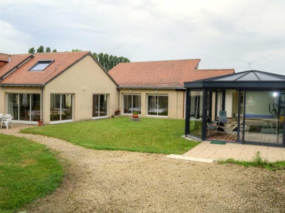 Gîte Tourangelle avec Piscine Intérieure, Wifi, Jardin - FR-1-381-619 House in Centre-Val de Loire