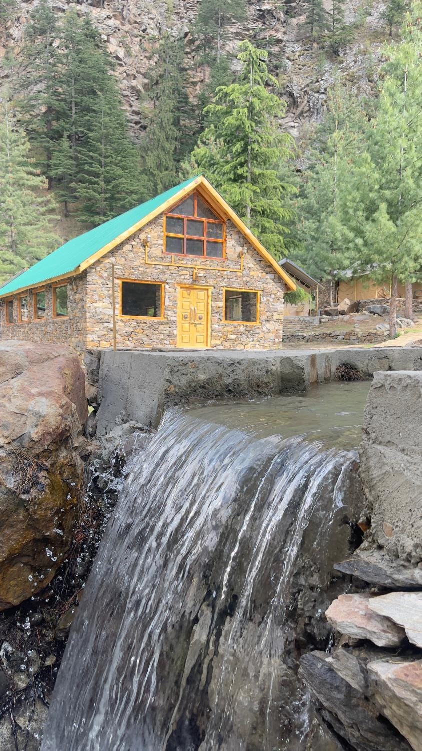 Restaurant/places to eat, River view