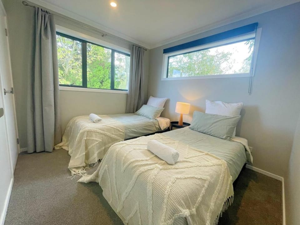 Brand new, close to hospital, plenty of parking sapces House in Hamilton