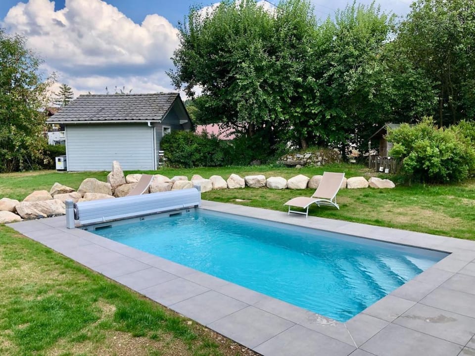 Le Jardin de Rose et Capucine, piscine et jardin avec terrasse House in Gérardmer