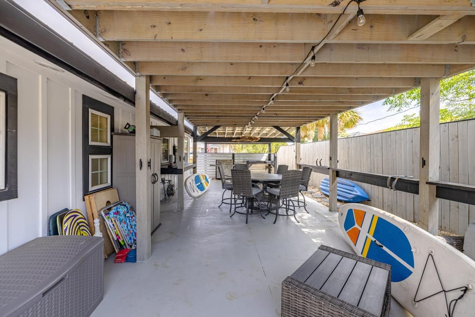 Bayview Cottage - Sun deck, pool, and more! House in Lower Grand Lagoon