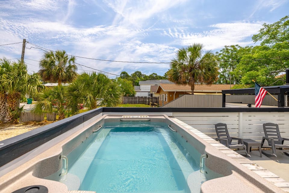 Bayview Cottage - Sun deck, pool, and more! House in Lower Grand Lagoon