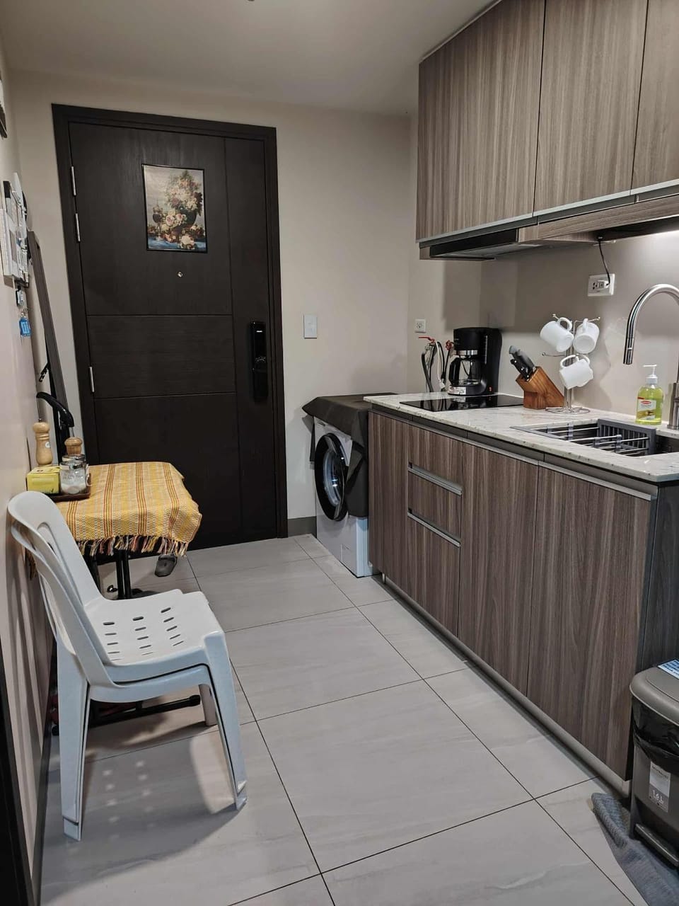 Coffee/tea facilities, Kitchen or kitchenette, stove