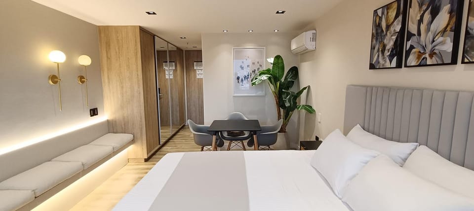 Go Living & Suites, modern suite, great view, suite Moderna, gran vista, Poblado Apartment in Medellin