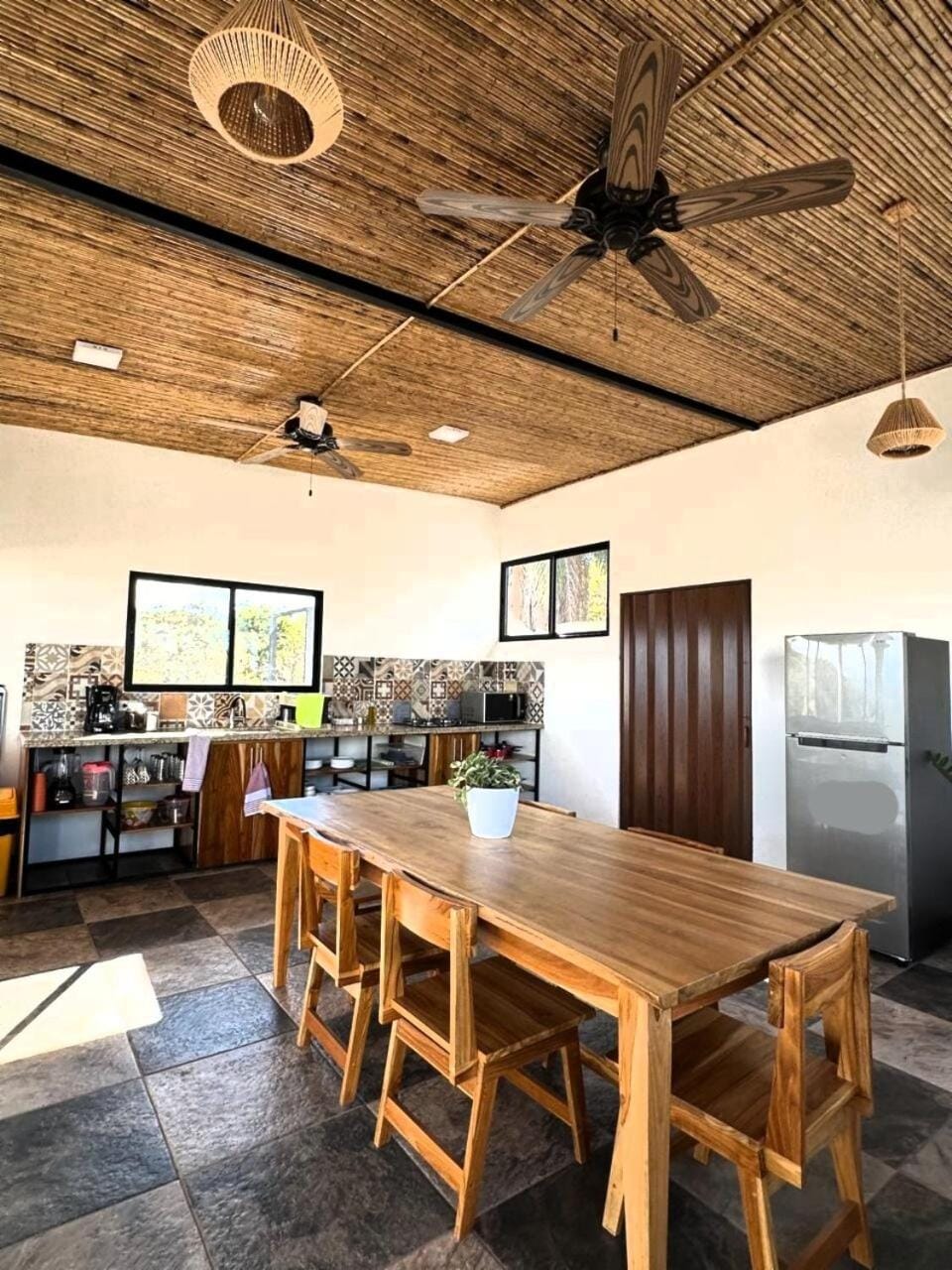 Kitchen or kitchenette, Dining area