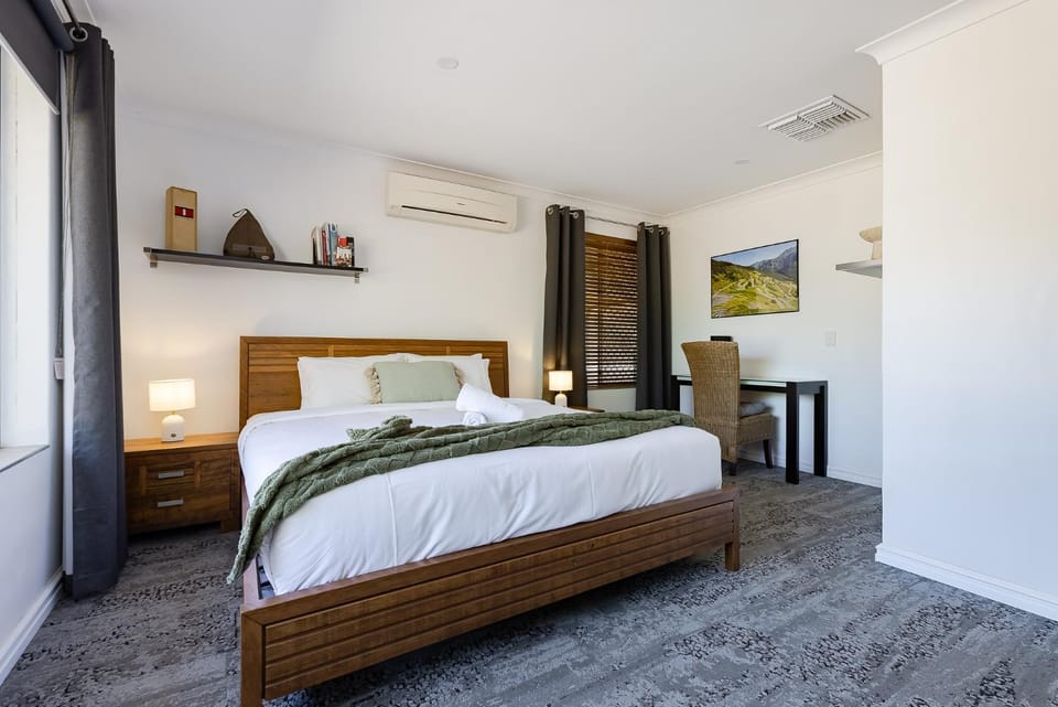 Bedroom, air conditioner