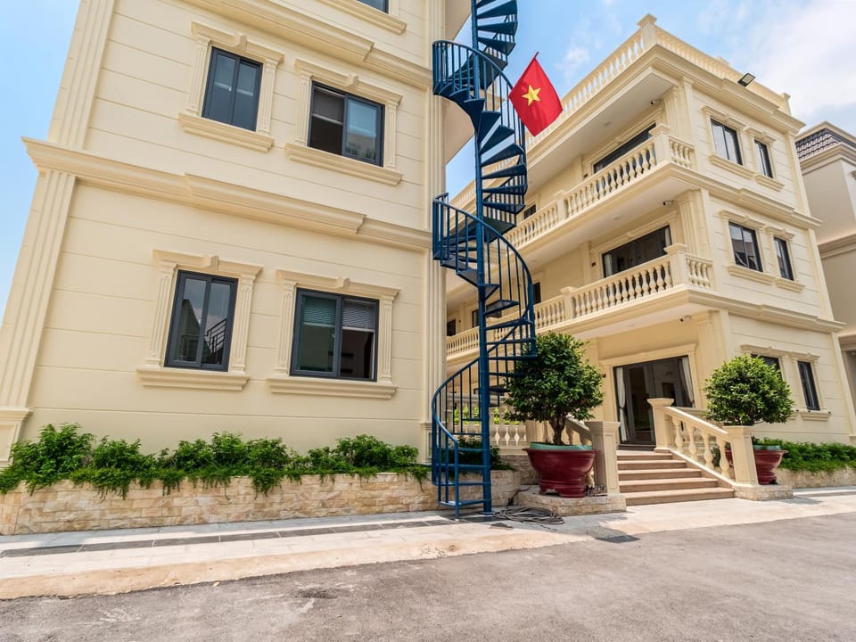 Property building, Day, Neighbourhood, Street view