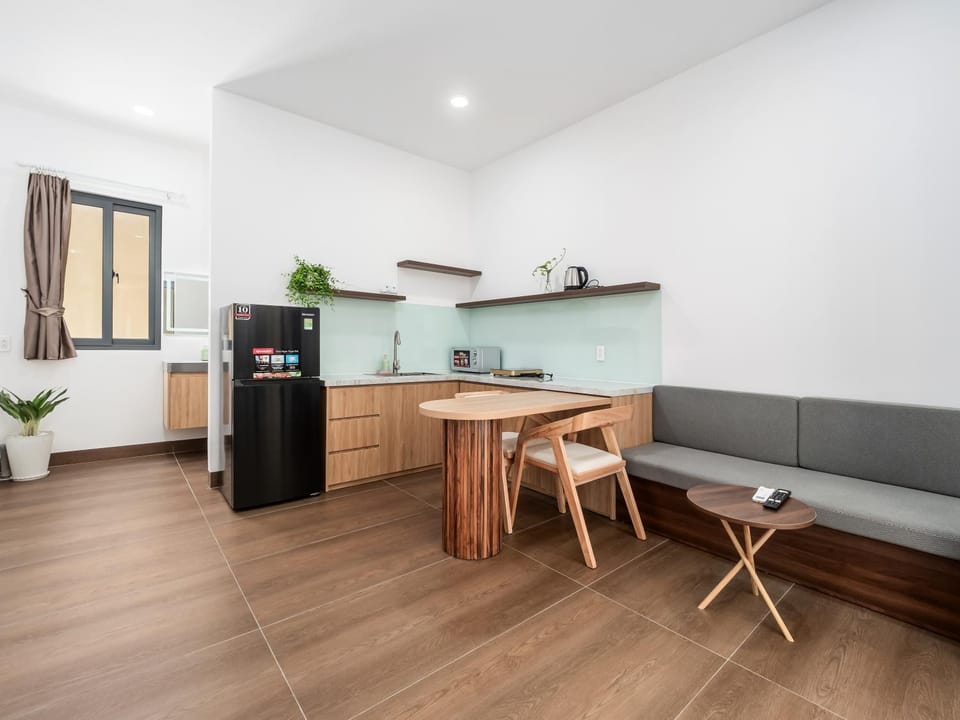 Kitchen or kitchenette, Dining area, stove