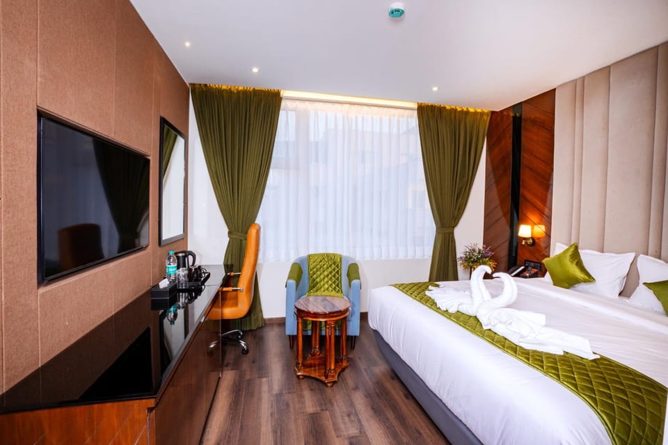 Bed, TV and multimedia, Photo of the whole room, Bedroom