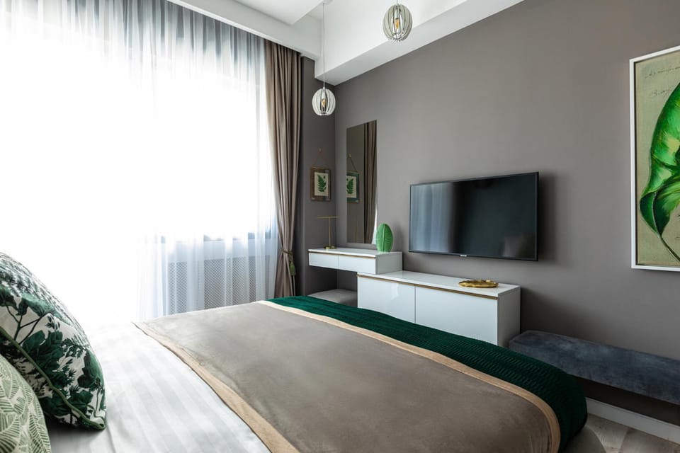 Bed, TV and multimedia, Bedroom
