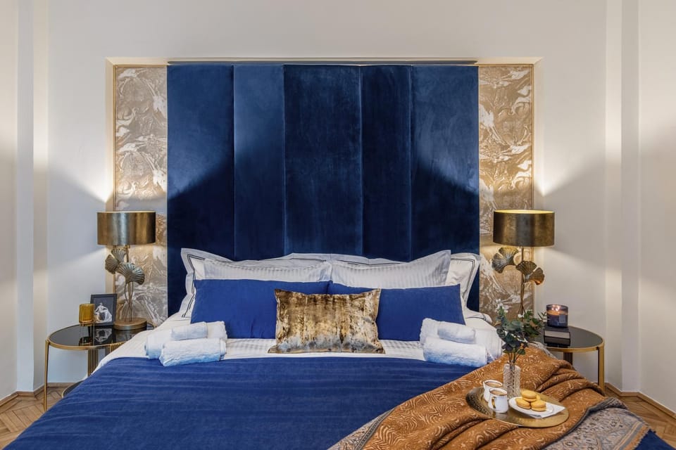 Bed, Photo of the whole room, Bedroom, Food