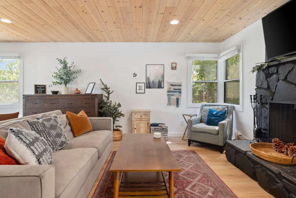 Newly Renovated Villa 6 Beds Fenced-in Backyard House in Big Bear