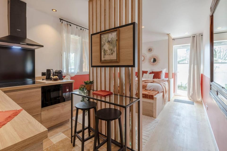 Kitchen or kitchenette, Dining area, oven, stove