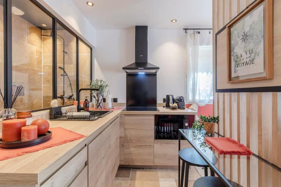 Coffee/tea facilities, Kitchen or kitchenette, Dining area, oven, stove