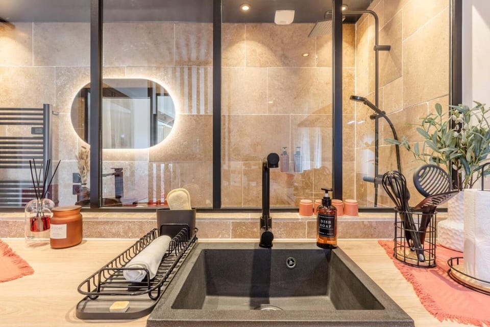 Kitchen or kitchenette