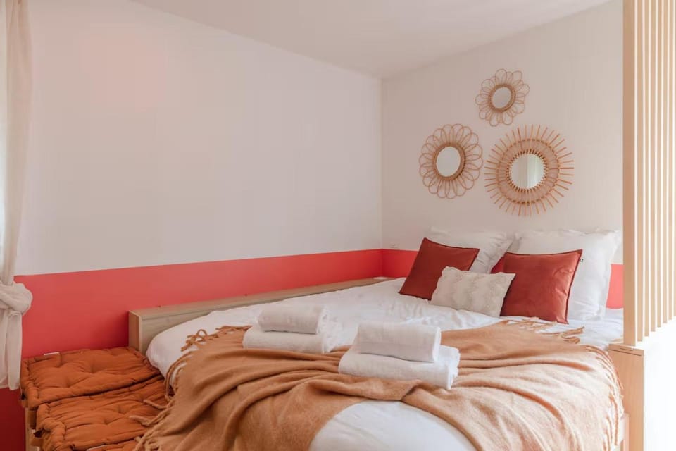 Bed, Bedroom, towels