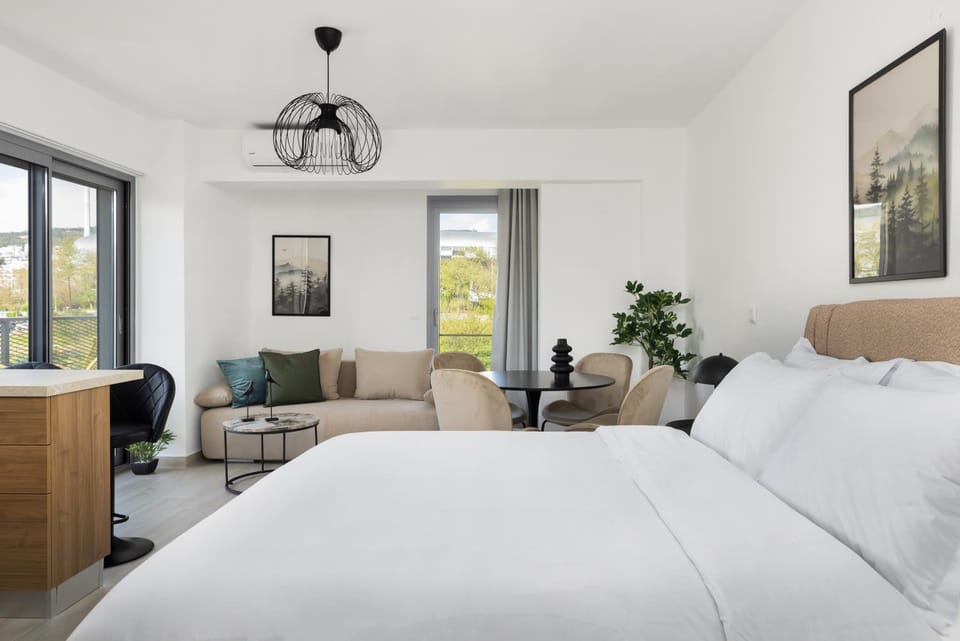 Bed, Photo of the whole room, Seating area, Bedroom